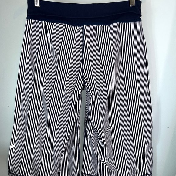 Lululemon Wide Leg Capris Navy Blue and White, Size 8 - Picture 8 of 9